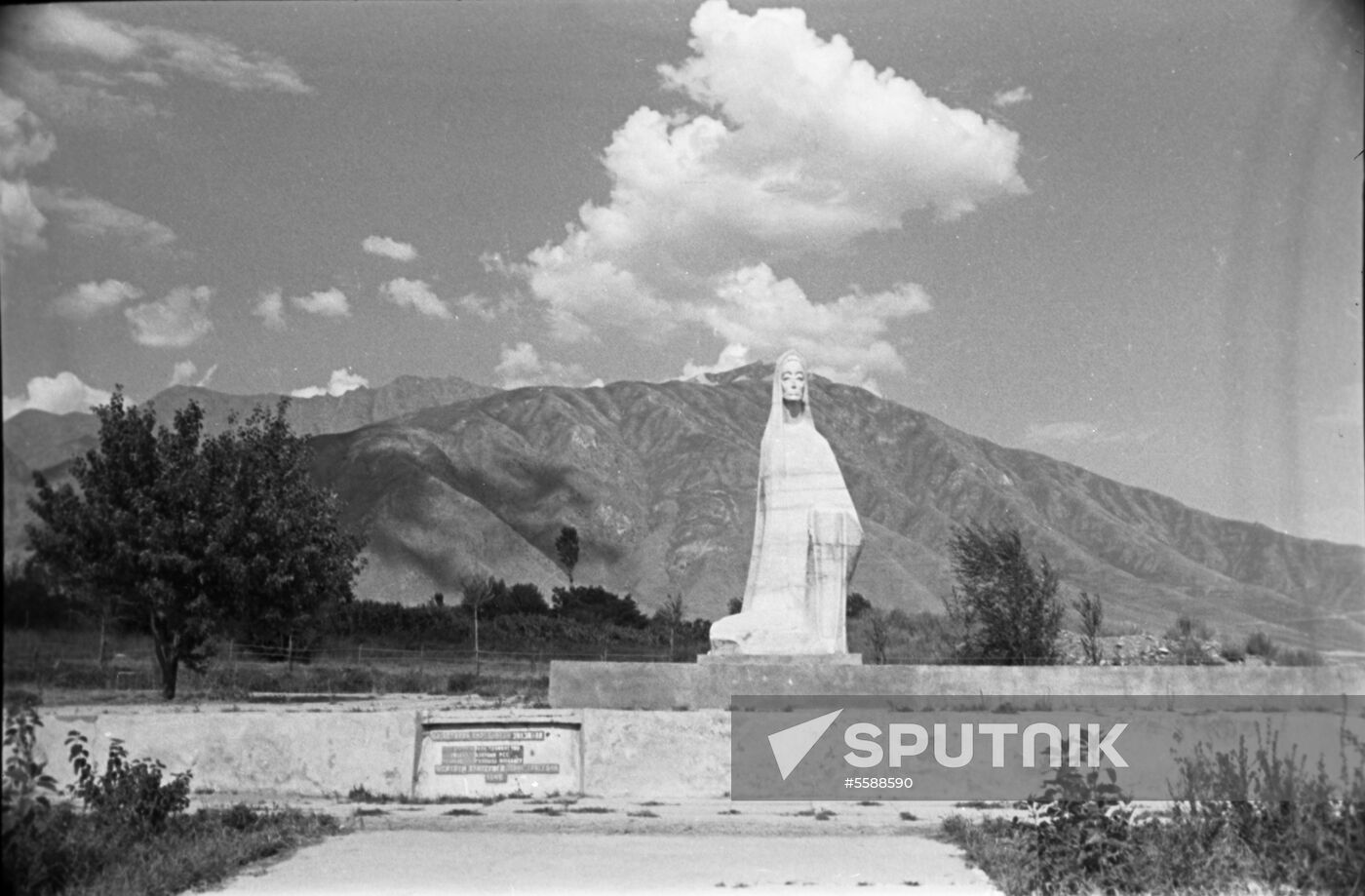 "Grieving Mother" monument in Khait