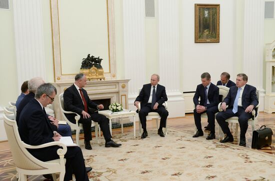 Putin meets with Dodon