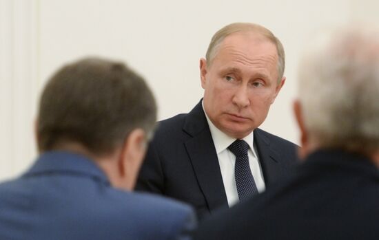 Putin meets with Dodon