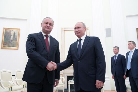 Putin meets with Dodon
