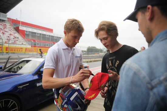 Racer Sirotkin visits Moscow Raceway track day