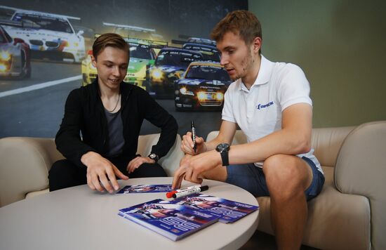 Racer Sirotkin visits Moscow Raceway track day