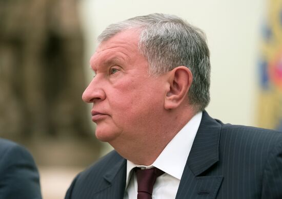 President Vladimir Putin meets with Qatari Emir Tamim bin Hamad Al Thani