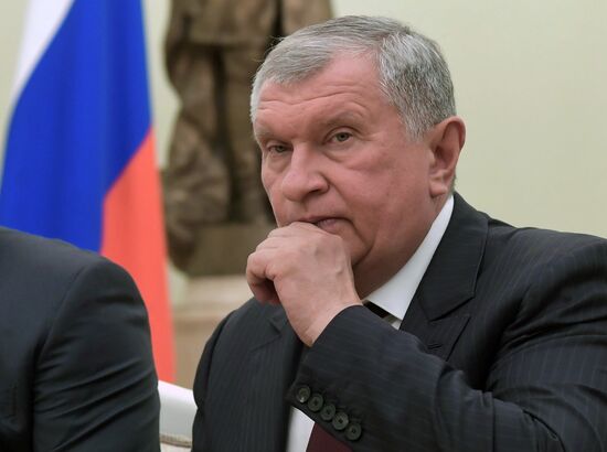 President Vladimir Putin meets with Qatari Emir Tamim bin Hamad Al Thani