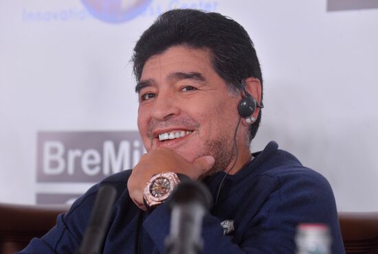 Diego Maradona arrives in Brest
