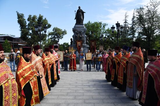 Cross procession in memory of Royal Passion-Bearers