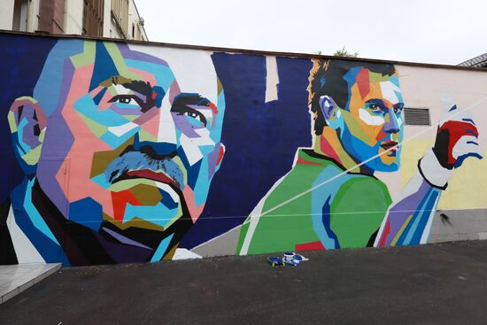 Graffiti portraying Stanislav Cherchesov, Igor Akinfeyev and Artyom Dzyuba in Moscow