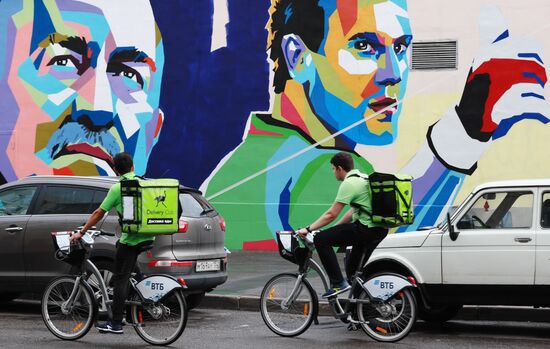 Graffiti portraying Stanislav Cherchesov, Igor Akinfeyev and Artyom Dzyuba in Moscow