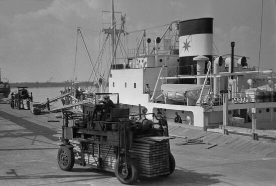 Sea port of Leningrad