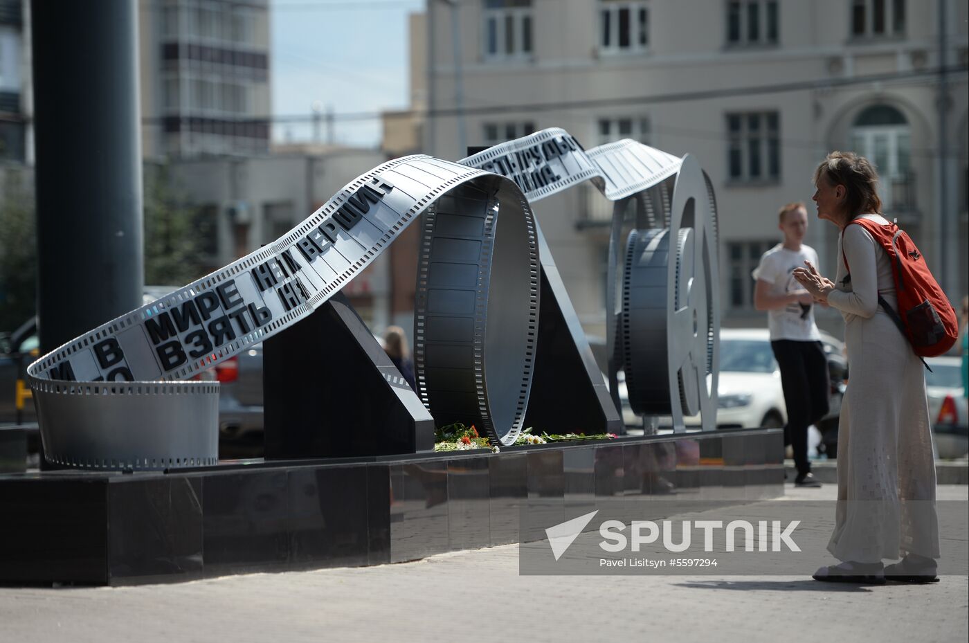 Unveiling of sculpture dedicated to poet Vladimir Vysotsky in Yekaterinburg