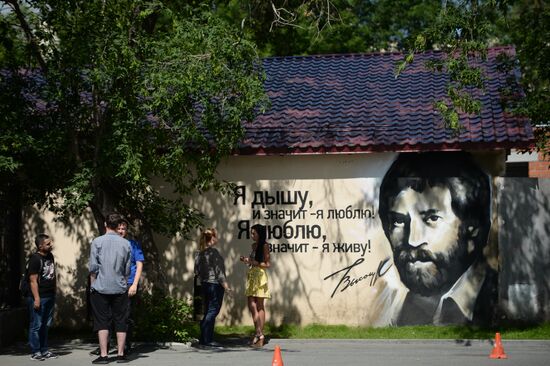Unveiling of sculpture dedicated to poet Vladimir Vysotsky in Yekaterinburg
