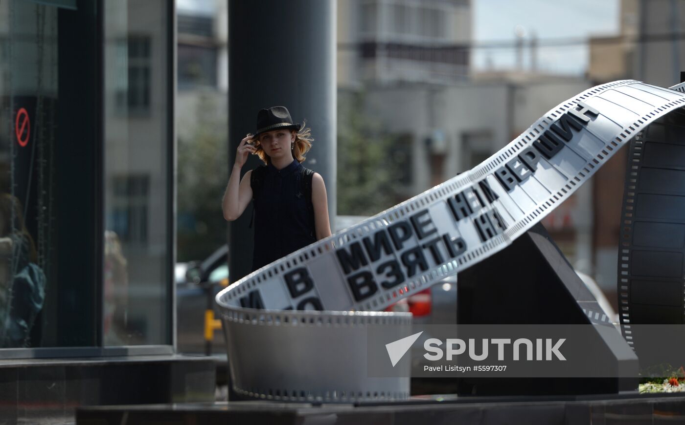 Unveiling of sculpture dedicated to poet Vladimir Vysotsky in Yekaterinburg
