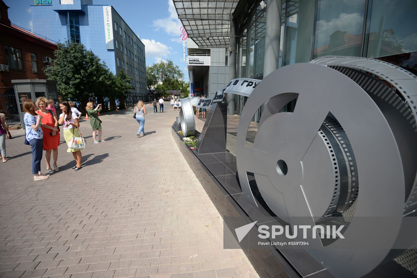 Unveiling of sculpture dedicated to poet Vladimir Vysotsky in Yekaterinburg