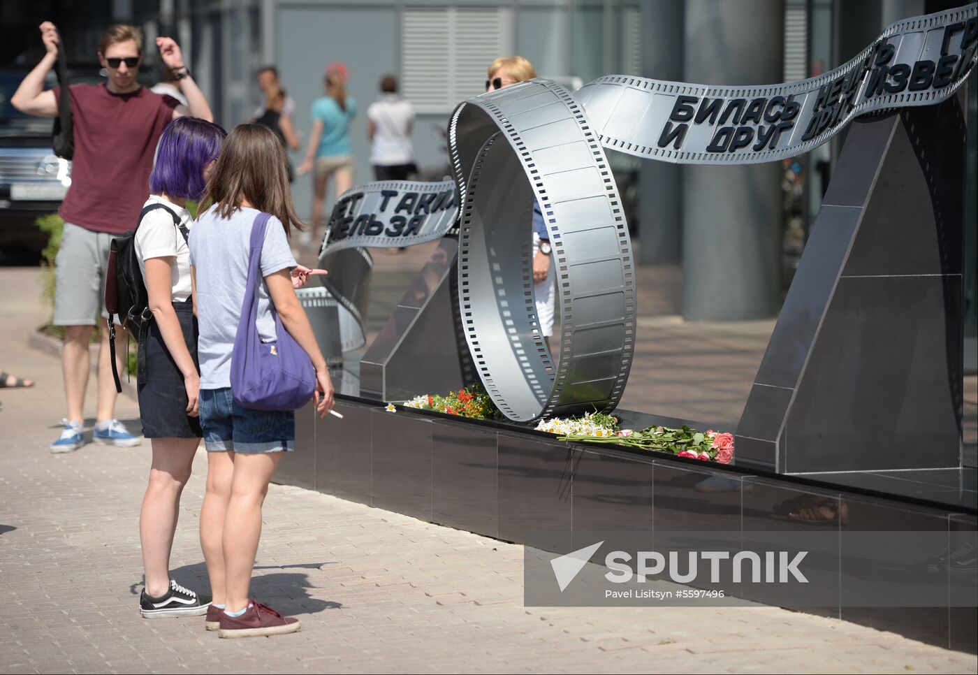Unveiling of sculpture dedicated to poet Vladimir Vysotsky in Yekaterinburg