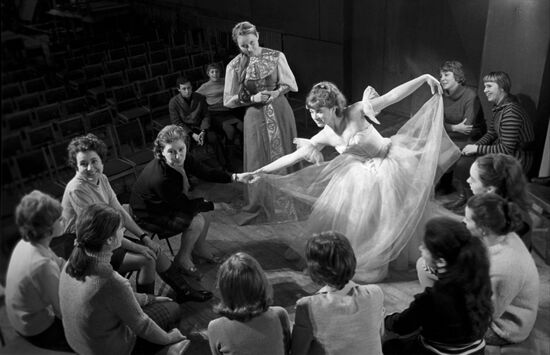 Historical costume lesson