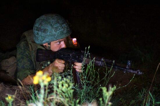 Lugansk People's Republic militia hold drill