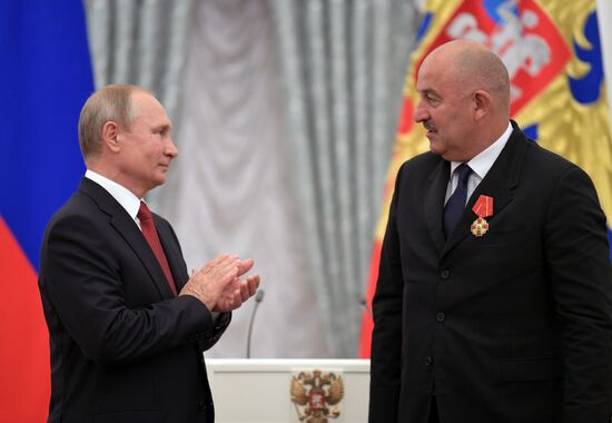 President Putin presents state decorations to Russian national footabll team