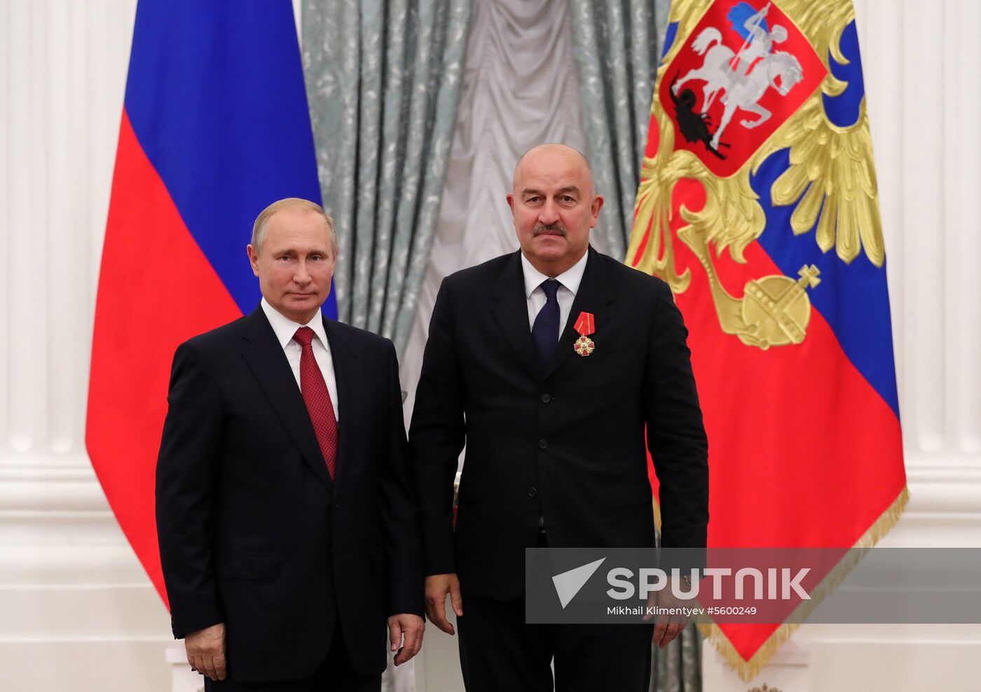 President Putin presents state decorations to Russian national footabll team