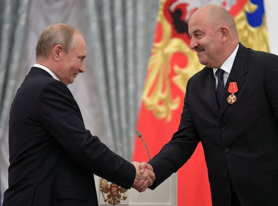 President Putin presents state decorations to Russian national footabll team