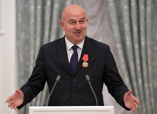 President Putin presents state decorations to Russian national footabll team