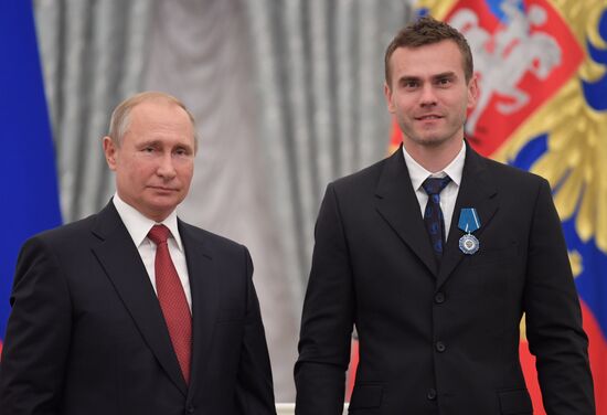 President Putin presents state decorations to Russian national footabll team