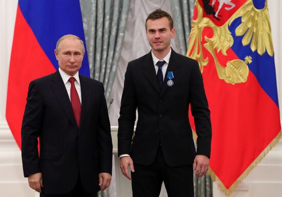 President Putin presents state decorations to Russian national footabll team