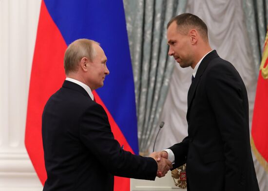 President Putin presents state decorations to Russian national footabll team