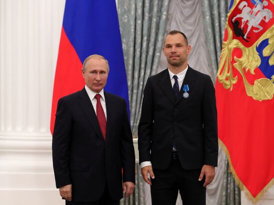 President Putin presents state decorations to Russian national footabll team
