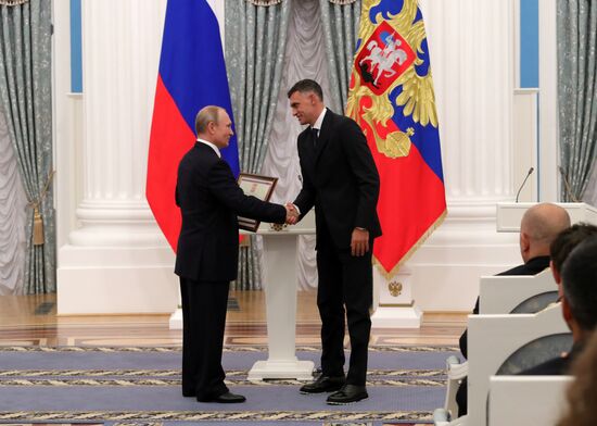 President Putin presents state decorations to Russian national footabll team