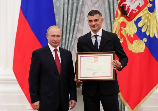 President Putin presents state decorations to Russian national footabll team