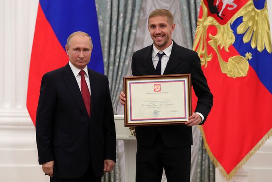 President Putin presents state decorations to Russian national footabll team