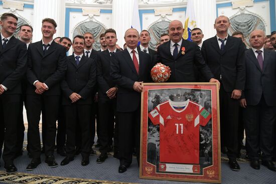 President Putin presents state decorations to Russian national footabll team