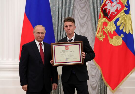 President Putin presents state decorations to Russian national footabll team