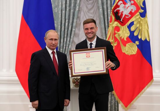 President Putin presents state decorations to Russian national footabll team