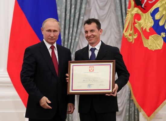 President Putin presents state decorations to Russian national footabll team