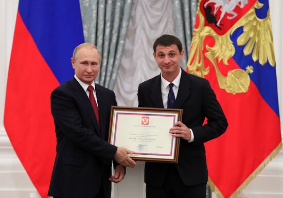 President Putin presents state decorations to Russian national footabll team