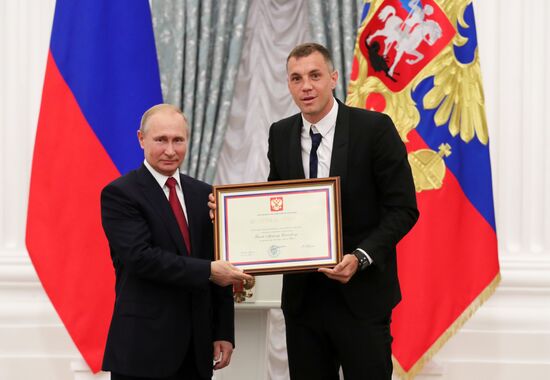 President Putin presents state decorations to Russian national footabll team