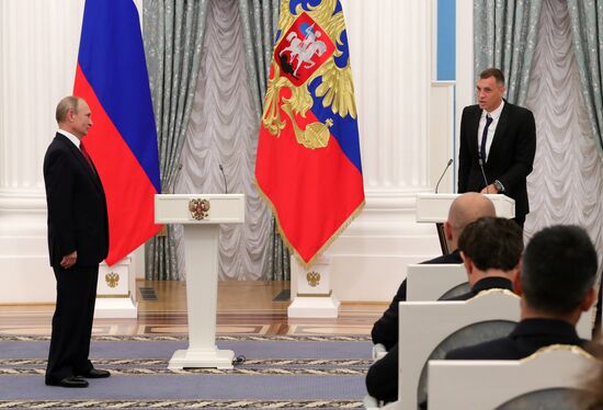 President Putin presents state decorations to Russian national footabll team