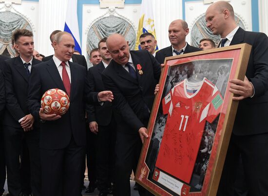 President Putin presents state decorations to Russian national footabll team