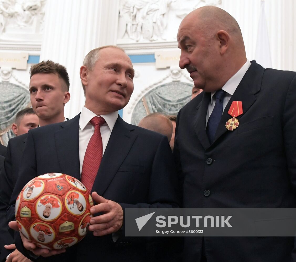President Putin presents state decorations to Russian national footabll team