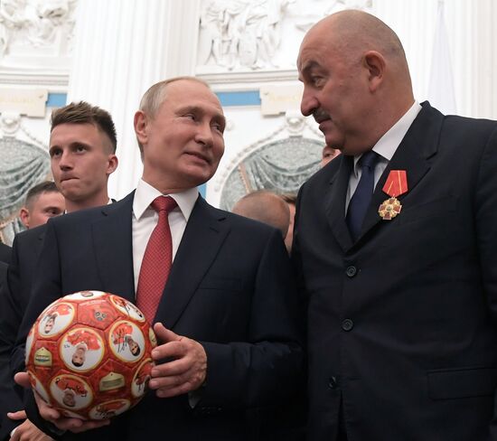 President Putin presents state decorations to Russian national footabll team