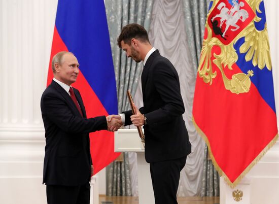 President Putin presents state decorations to Russian national footabll team