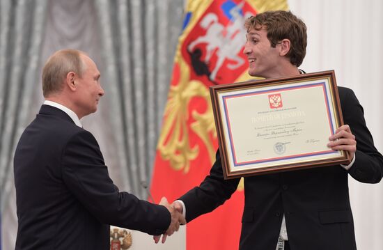 President Putin presents state decorations to Russian national footabll team