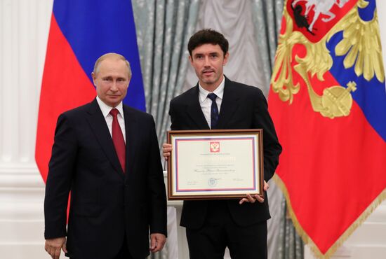 President Putin presents state decorations to Russian national footabll team