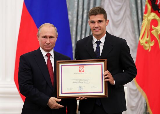 President Putin presents state decorations to Russian national footabll team