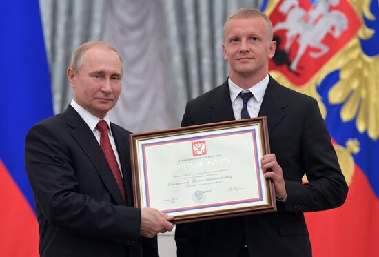 President Putin presents state decorations to Russian national footabll team