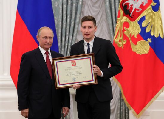 President Putin presents state decorations to Russian national footabll team