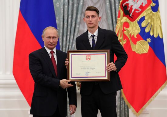 President Putin presents state decorations to Russian national footabll team