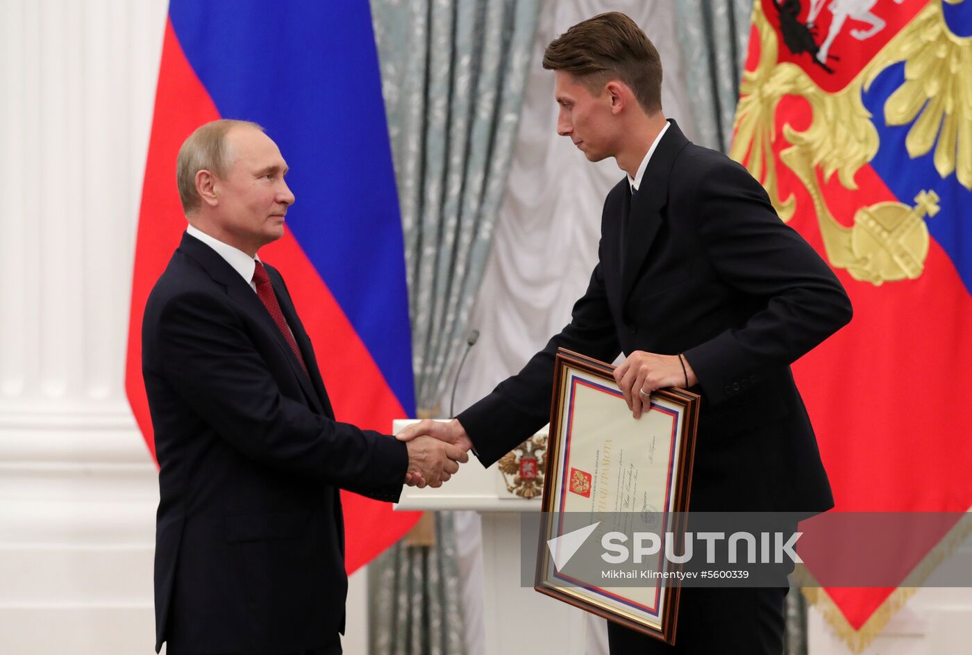 President Putin presents state decorations to Russian national footabll team