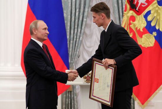 President Putin presents state decorations to Russian national footabll team
